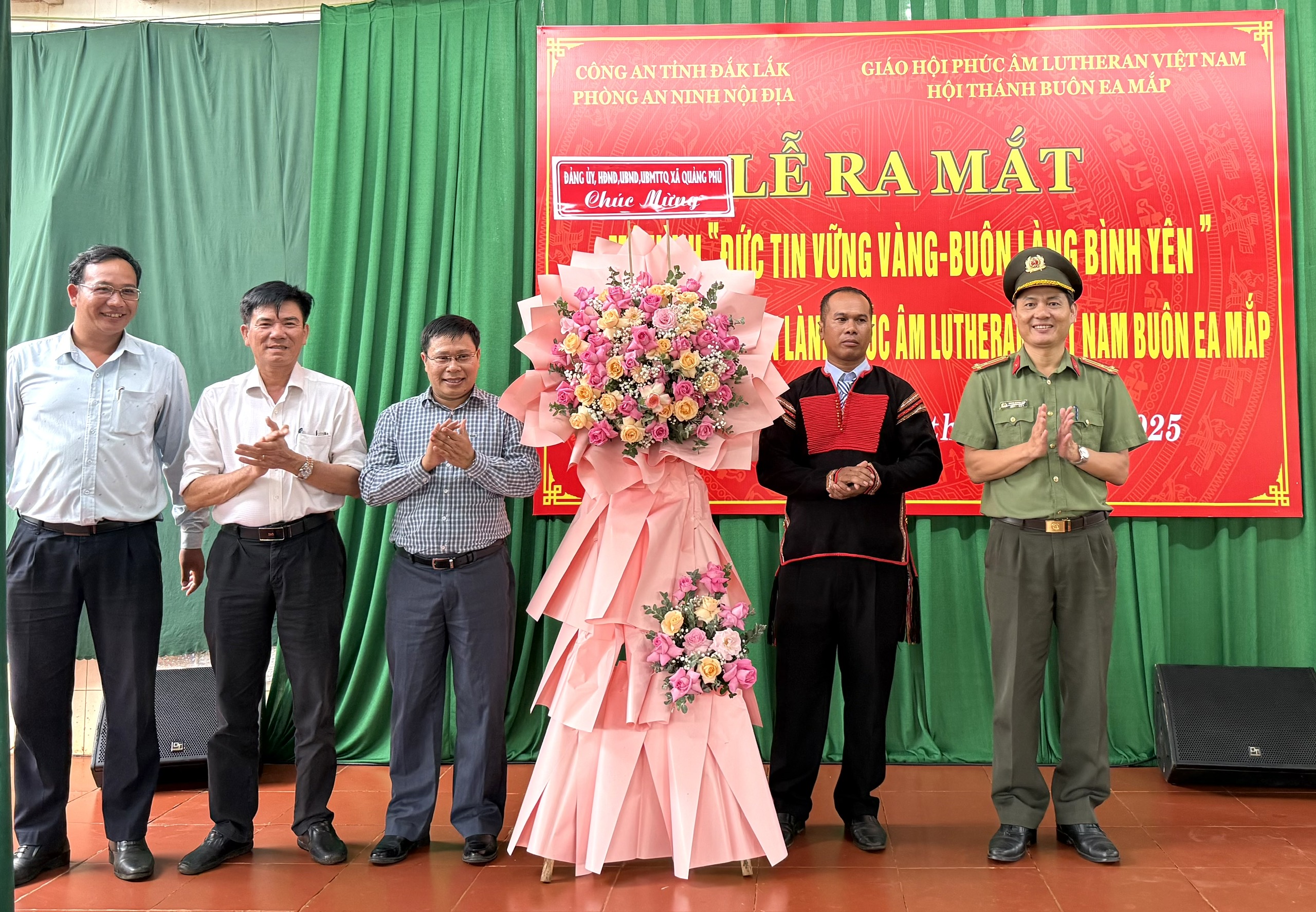 Lãnh đạo Đảng ủy, UBN, Ủy ban MTTQ Việt Nam xã tặng hoa chúc mừng